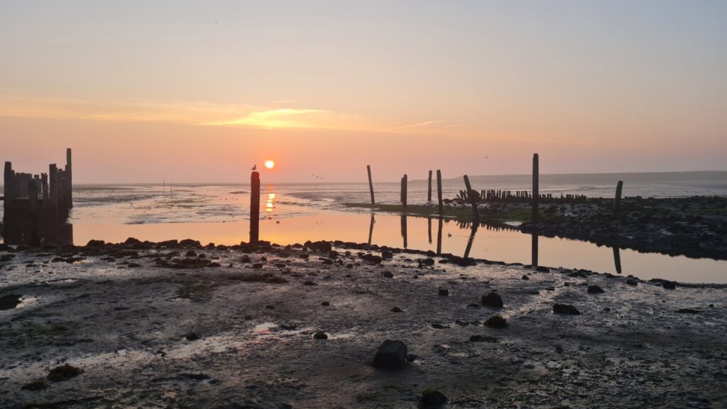 Uitzicht over de Waddenzee bij zonsopkomst