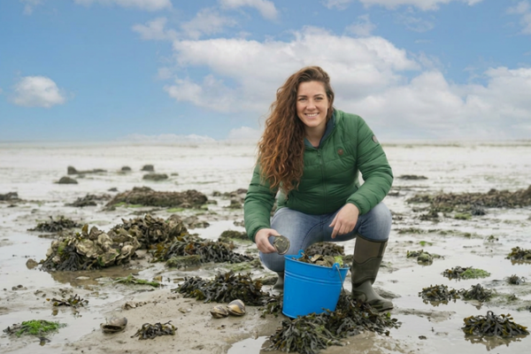 Vrouw raapt oesters